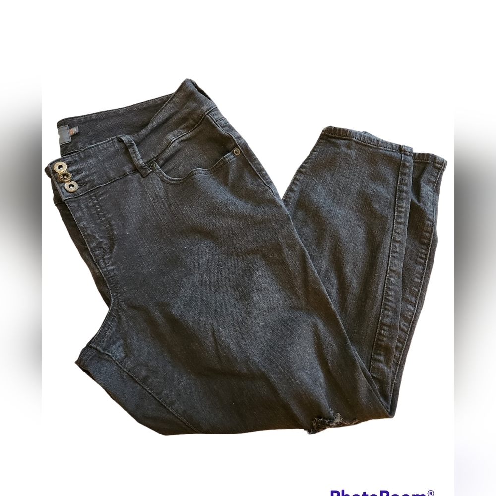 TORRID  size 18 S black distressed jegging.